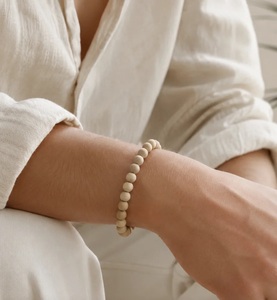 Bracelet minimaliste en bois de Tulsi naturel, vente en gros, bracelet extensible perlé en bois de basilic sacré, bijou de méditation yoga Mala - Product Image 1