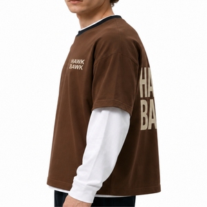 เสื้อยืดแขนยาวผู้ชายแบบสองชั้นทรงโอเวอร์ไซส์ สไตล์สตรีทแวร์ ทรงหลวม คอกลม ลำลอง แต่งขอบตัดกัน พิมพ์ลาย - Product Image 3