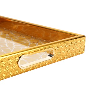 Bandeja de metal duradera y elegante diseñada para servir con estilo y para decoración moderna del hogar. - Product Image 1