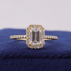 Bague de fiançailles en diamant de laboratoire taille émeraude 0,4 carat, sertie halo, or jaune écologique 14 carats, certifiée IGI, luxe - Product Image 1