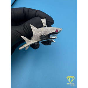 Colgante de Tiburón Personalizado, Plata de Ley 925, Acabado en Ojo Rojo, Amuleto de Tiburón, Joyería Hip Hop, Collar de Animal Brillante - Product Image 1