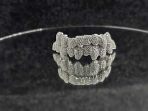 Exportateur indien de grillz en diamant moissanite faits à la main avec un design luxueux et durable en argent 925, disponible au meilleur prix du marché - Product Image 1