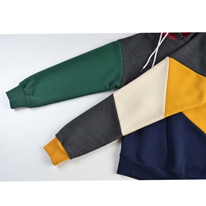 Sweat à capuche multicolore pour homme avec empiècements géométriques asymétriques sur la poitrine, manches contrastées et poche kangourou - Product Image 4