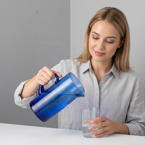 Pichet en résine fait main, design moderne et luxueux, écologique et compatible lave-vaisselle, capacité et hauteur personnalisables pour les fêtes - Product Image 1