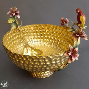 Cuenco Redondo de Metal de Primera Calidad, Chapado en Oro, con Textura Martillada, para Servir Alimentos, con Asas con Diseño de Macaw y Flores - Product Image 1
