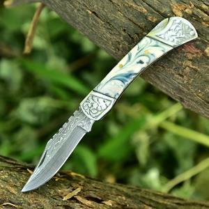 Couteau pliant artisanal en acier Damas avec fourreau en cuir pour la chasse et l'extérieur - Product Image 3