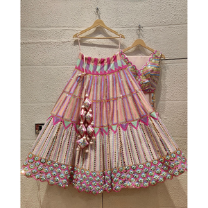 Accesorios Étnicos de Diseño, Lehenga Choli y Dupatta Bordados con Trabajo de Hilo - Product Image 1