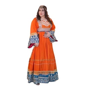 ชุดเดรสสีส้มสดใสสไตล์อัฟกันคูชี พร้อมขอบปักลายสีน้ำเงินและสีทองที่ตัดกัน โดดเด่นด้วยแขนเสื้อทรงระฆังแบบดั้งเดิม - Product Image 2