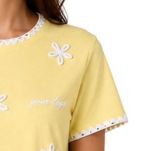 Camiseta de Mujer con Bordado Floral Amarillo Limón, Ribete Blanco en Contraste, Cuello Redondo, Manga Corta, Estilo Casual, OEM, ODM, Personalizable - Product Image 4