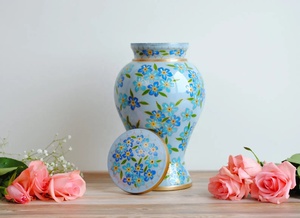 Nouvelle Arrivée - Collections Diva - Urne funéraire en aluminium durable, design moderne, écologique, peinte à la main, motif floral bleu ciel - Product Image 2