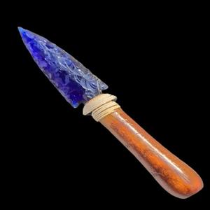 Venta al por mayor: Punta de flecha de obsidiana azul de 8 pulgadas con mango, piedra preciosa de súper calidad, nuevo diseño elegante, grabado tallado, cristal natural. - Product Image 1