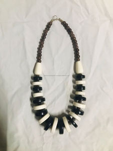 Découvrez notre collier en résine artisanal un mélange parfait d'art et d'élégance. Fabriqué avec une haute qualité - Product Image 5