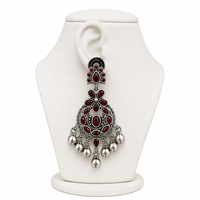 Direct usine Boucles d'oreilles tendance style lustre, plaqué argent antique, avec cristal rouge taille poire serti clos, pour femme, mariage, vente en gros