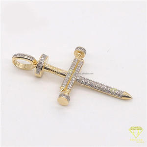 Collier élégant avec pendentif croix en or jaune plaqué, finition luxueuse avec diamant de laboratoire - Product Image 2