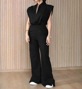 Elegante blusa de enfermería negra sin mangas con cremallera, uniforme médico contemporáneo, moda profesional para el cuidado de la salud. - Product Image 4