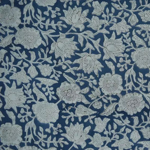 Tela 100% algodón índigo con estampado floral de enredaderas, impresa a mano con técnica de bloque. |   Tela Botánica Azul Mughal de Jaipur al por Mayor - Product Image 1