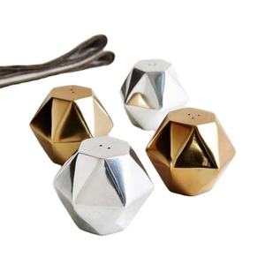 Juego de Salero y Pimentero con Corte de Diamante, Vajilla Metálica de Lujo para Cocina, Accesorio Moderno para Mesa de Comedor en Oro y Plata, Diseño Único - Product Image 1