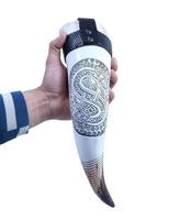 Chope à bière et à vin en corne de vache véritable polie, sculptée, durable, à thème animal géométrique médiéval, avec support, style viking, pour Noël, par Kiswah Craft