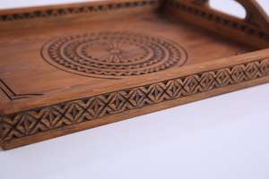 Plateau en bois marocain sculpté à la main - Plateau en bois rustique - Décoration de cuisine bohème - Plateau à thé et café - Gravure personnalisée avec idée cadeau - Product Image 5