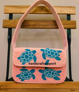 Sac à bandoulière perlé fait main, durable et léger, pour tortue de mer |   Sac à rabat tendance pour femme |   Perles de rocaille artisanales - Product Image 1