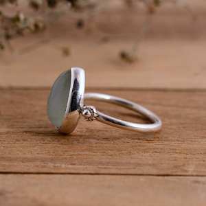 แหวนเงินแท้ 925 ประดับพลอยอะความารีนทรงหยดน้ำสีฟ้าธรรมชาติ ดีไซน์ขอบแบบ Bezel งานแฮนด์เมด สวยงามหรูหรา เหมาะสำหรับวันวาเลนไทน์ - Product Image 2