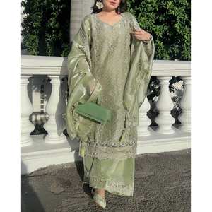 Ensemble de vêtements de fête pour femmes de créateur avec broderie de paillettes - Product Image 5