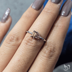 Anillo Toi et Moi con diamantes cultivados en laboratorio, corte baguette y pera, color champán, anillo de compromiso de dos piedras, anillo nupcial minimalista moderno. - Product Image 5