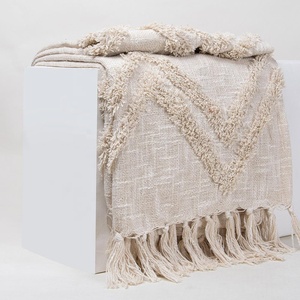 Manta de Algodón Boho Blanca Elegante con Borde de Flecos, Texturas Geométricas, Hecha a Mano para Espacios Modernos y Acogedores - Product Image 5