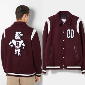 เสื้อแจ็คเก็ตวาร์ซิตี้สีแดงเลือดหมูสำหรับผู้ชาย ปักลายหมี หมายเลข 00 ดีไซน์ด้านหน้า สไตล์สตรีทแวร์ คอทรงโอ ทรงปกติ กันน้ำ - Product Image 1