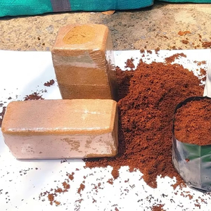 บล็อกใยมะพร้าวแบบขายส่ง ขนาด 5 กก. และ 650 กรัม คุณสมบัติรักษาความชื้นสูง ค่า EC ต่ำ พร้อมใช้งาน วัสดุปลูกคุณภาพพรีเมียม - Product Image 1