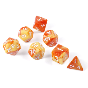 Juego de Dados de Resina con Esquinas Redondeadas, Color Rojo Caramelo, con Logotipo Personalizado, para Juegos de Rol como Dungeons and Dragons - Product Image 4