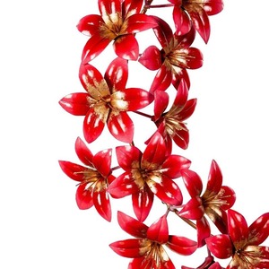 Magnifique couronne de lys en métal rouge avec accents dorés, parfaite pour une décoration de porte élégante et festive ou pour des sculptures murales saisonnières - Product Image 4