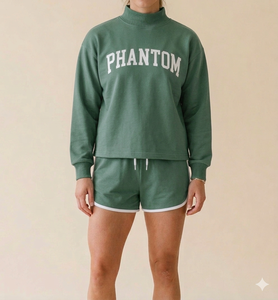 Ensemble chic pour femme : haut à col montant et short assorti, conçu pour un confort décontracté et un style moderne. - Product Image 1