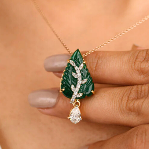 Collier pendentif en or jaune massif 18 carats avec émeraude sculptée en forme de feuille de 9,99 carats - Product Image 1