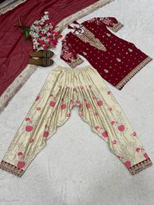 Ensemble 3 pièces ethnique traditionnel de créateur prêt-à-porter en soie et coton, Dhoti Kurta Gharara, broderie indienne, collection hiver - Product Image 3