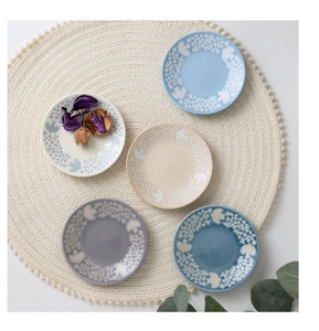 Assiettes en céramique japonaises durables, uniques, modernes, élégantes, luxueuses et mignonnes, idéales pour la restauration en gros - Product Image 1
