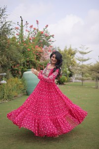 Vestido especial para Navratri con estampado Bandhani de diseñador, con trabajo Gamthi, trabajo de espejos auténticos y encaje Kodi en tejido Faux Georgette. - Product Image 4