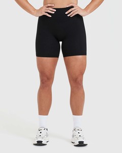 Shorts noirs unisexe très demandés pour femmes, taille haute, avec ceinture compressive et tissu anti-transpiration performant - Product Image 2
