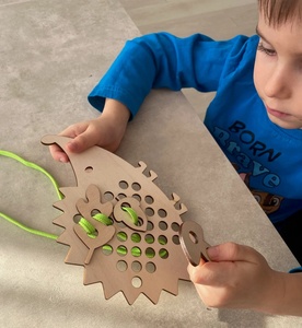Jouets de laçage en bois d'inspiration Montessori Planche à coudre en bambou Jouet hérisson Cadeau éducatif pour les enfants - Product Image 4