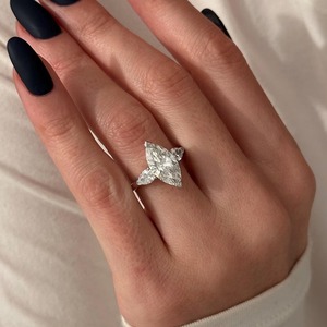 Bague à trois pierres en diamant de laboratoire en forme de poire, or blanc 18 carats, certification IGI, clarté VVS, 3 carats au total, pour mariage et fiançailles - Product Image 1