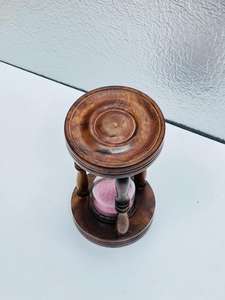 Sablier en bois de 6,5'' avec sable rose |   Horloge à sable de table rustique avec design croix d'ange pour décoration de fête d'anniversaire - Product Image 2