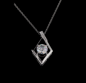 Collier pendentif en diamant rond de qualité supérieure en or 18 carats, design ruban torsadé, pierres accentuelles étincelantes, bijou élégant pour cadeau - Product Image 4