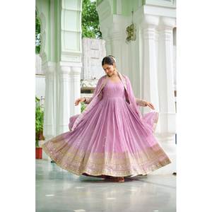 Robe trapèze faite main par un créateur pour les soirées, en tissu mousseline brodé, taille empire, look élégant - Product Image 4