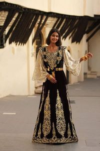 Magnifique Caftan Fergani Traditionnel Doré Brodé en Crêpe Banane Longueur Ras du Sol pour Femme, Protection Solaire - Product Image 3