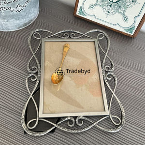 Elegante Marco de Fotos Metálico de Lujo para Mesa, Exhibición de Imágenes Decorativa de Tradebyd - Product Image 3