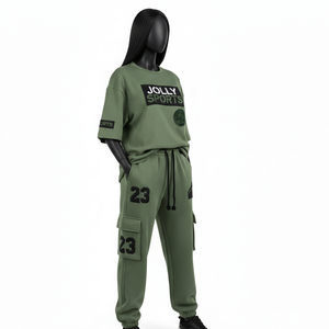 Conjunto de camiseta de algodón polar verde oliva de 300 GSM y pantalones cargo para mujer con logo en relieve de goma. Conjuntos para mujer. - Product Image 4
