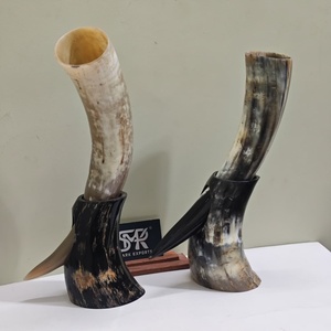 Cuerno rústico de búfalo para beber, hecho a mano, para cerveza artesanal, vino o hidromiel, con soporte decorativo de cuerno, ideal para regalo. - Product Image 2