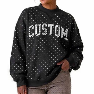 Conjunto de Sudadera y Pantalones Cortos con Cuello Alto y Estampado de Puntos Personalizado, Bordado con Parches Universitarios, Conjunto de Dos Piezas para Mujer, Sudadera Oversize con Cuello Alto - Product Image 2
