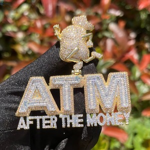 จี้ตัวอักษรโมอิสซาไนต์ ATM เงินแท้ 925 ชุบโรเดียม สไตล์ฮิปฮอป เครื่องประดับสำหรับใส่ทุกวัน ประดับเพชรแบบ Iced Out จี้ตัวอักษรสั่งทำได้ - Product Image 2