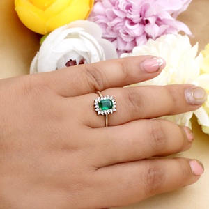 แหวนหมั้นเพชรทรงเหลี่ยมมรกตสีเขียวทองคำแท้ 14K ประดับเพชรรอบวง งานจิวเวลรี่ชั้นดี ขายส่ง รับสั่งทำ อัญมณีแท้สำหรับผู้หญิง - Product Image 5